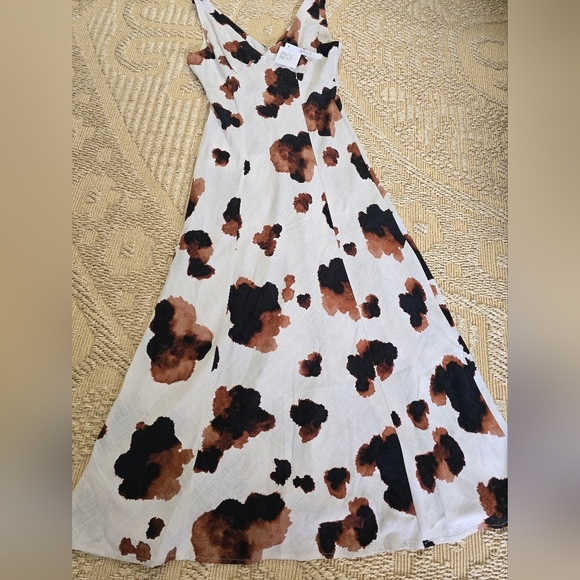 Elegant V-Neck Midi Dress in Brown and White - Picture 5 of 12